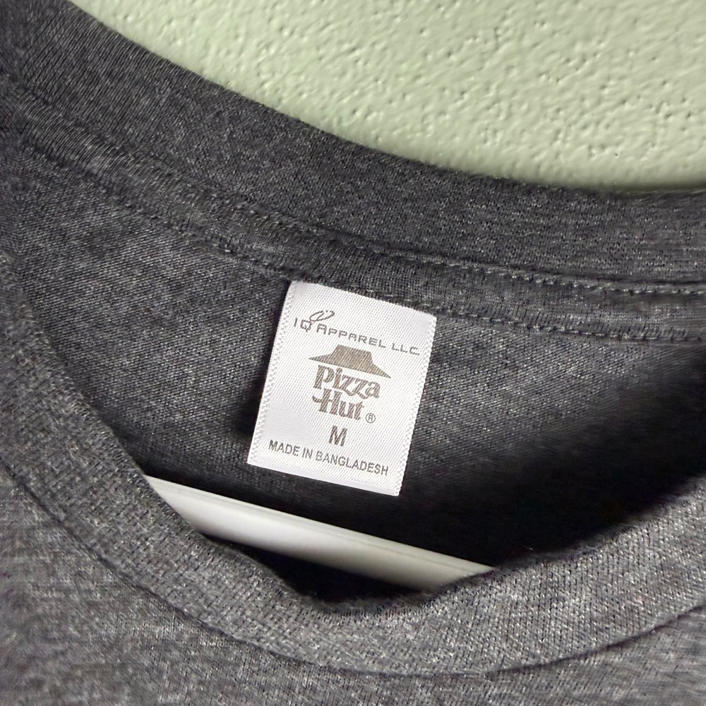 Pizza Hut No One OutPizzas The Hut‎ Graphic T-Shirt Mens Medium Gray employee - Picture 3 of 7